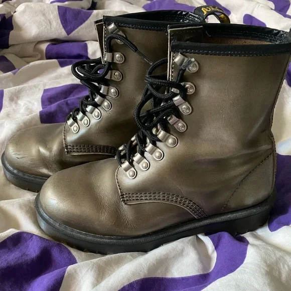 DR. MARTENS VINTAGE MADE IN ENGLAND 8217 LUG SOLE PLATFORM COMBAT HIKER BOOTS - Picture 2 of 6